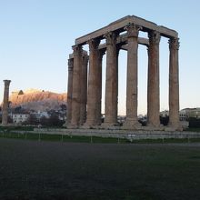 ゼウス神殿の左後方に「パルテノン神殿」が見えます。