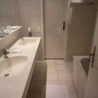 トイレに扉、バスタブ狭い