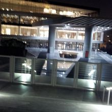 夜のアクロポリス博物館。キラキラ輝いて綺麗です！