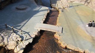 散策できる川辺の公園