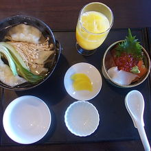 エビ餃子スープと海鮮丼のセットをオーダーしました（980円）