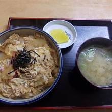 丼類で一番安かった玉子丼をオーダーしました（700円）