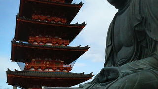 銚子の大仏様の横で鮮やかに建つ五重塔