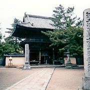 骨董市が開かれている鶴林寺（かくりんじ）公園