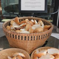 朝食会場外には、桟橋で魚にあげるパンもあります♪