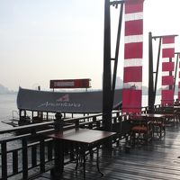 ホテル専用の桟橋とシャトルボート