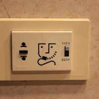 洗面所は電圧を変えられるコンセントがついてます。