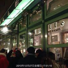 本店は狭い通り抜けにあります。