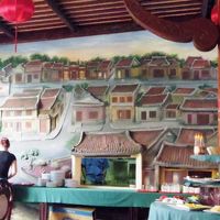 食堂の壁画にはホイアンの街並みが描かれてます