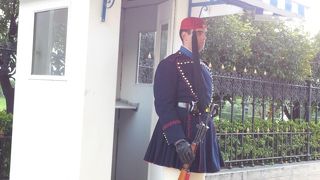 大統領官邸前には、ギリシャの民族衣装をまとった衛兵さんが！