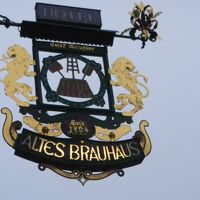 ホテル前の道路の美しい張出し看板。認可されないと出せない。