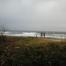 荒波が打ち寄せる夕日ヶ浦海岸