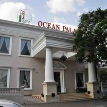 白亜の建物。動物園入り口の向かいなのですぐわかる