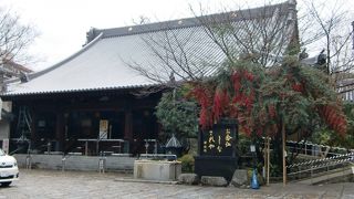 厳かな寺院です