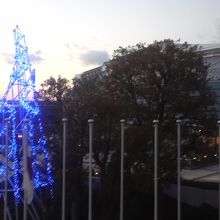 クリスマス仕様手前が大阪プール、奥が大阪市中央体育館