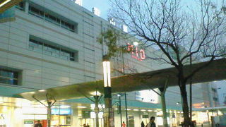 地下に和歌山ラーメンの店もある駅ビル