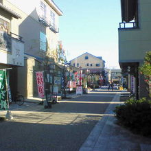 よもぎ餅、いちご大福などおいしそうな幟が並びます。