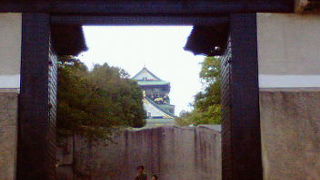 大阪城へ向かう人を出迎える城の中で最も大きい石