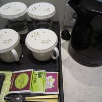 お茶セット、柑橘類風味の緑茶が美味しかった