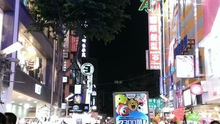 高雄の原宿　食べ物と洋服の屋台がいっぱい