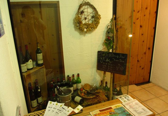 夜はワイン居酒屋の洋食屋さん