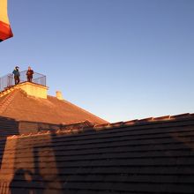 この物干し場のようなところまで登れます