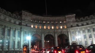 バッキンガム宮殿に通じる巨大なゲート