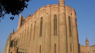 外観からは予想も付かない繊細な彫刻にフレスコ画・壁画・ステンドグラス・・・に見惚れてしまうサント・セシル大聖堂