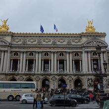 近すぎて、中央にあるはずのアポロン像が見えていませんが…