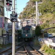 緑色の車両が海岸沿いをのんびり走る