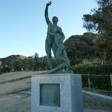 逗子開成中学ボード部海難事故を悼む像が立つ