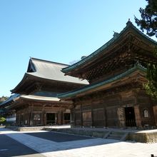 仏殿とその奥の法堂