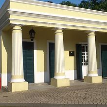 向かい側にある建物です。