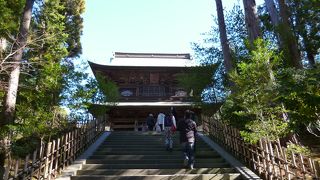 北鎌倉駅のすぐ横に位置する円覚寺