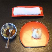 チェックイン後のおもてなし（塩饅頭と寒天）
