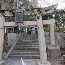 階段を上って参拝