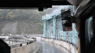 路線バスがダムの上を通る