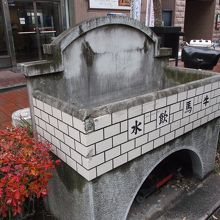 これは国際馬車道ビル前のものです