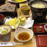 団体が食事できるレストラン兼土産物屋