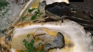 テーブルで牡蠣を焼きながらビールを飲みました