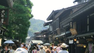 上三之町の古い街並みは人が多すぎ