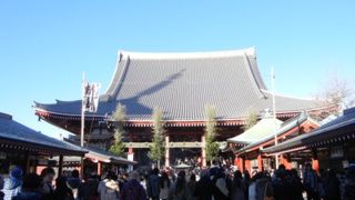 たくさんの参拝客でにぎわっているお寺