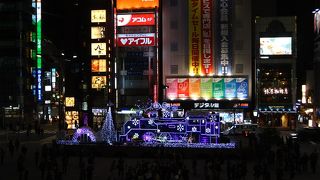 サラリーマンの聖地で 光るSL