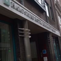 反対側に位置している、ホテル ニューハンプシャー側