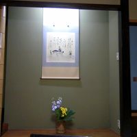床の間の掛軸（芭蕉に関するものらしい）と生花