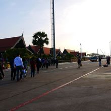 飛行機降りたら徒歩で建物へ