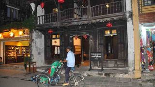 欠けてはいるが歴史に通じる陶磁器などが展示されている