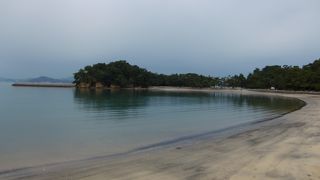 海に面した公園です