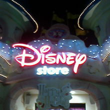 入り口にはミッキーのステンドグラス