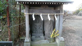 ひっそりとした住宅街の中に